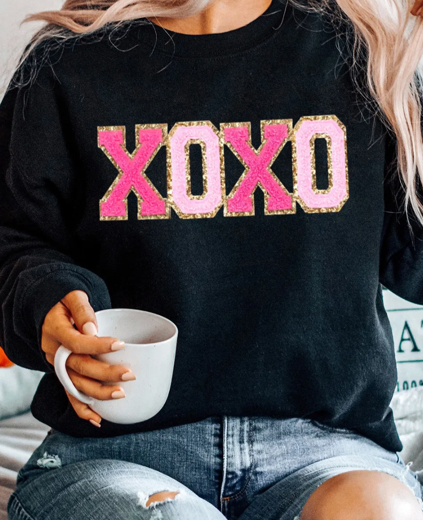 BLACK CHENILLE XOXO PULLOVER OOTD
